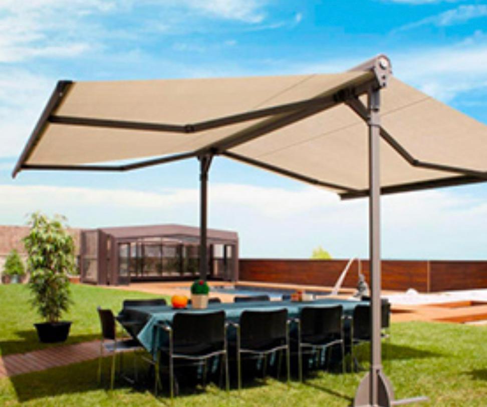 Toldo instalado en una terraza residencial